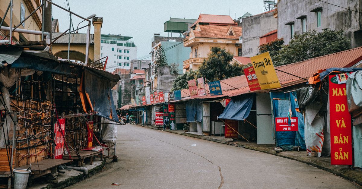 Rue désolée avec des étals fermés à Lạng Sơn, Vietnam, mettant en avant l'architecture urbaine et une atmosphère calme.