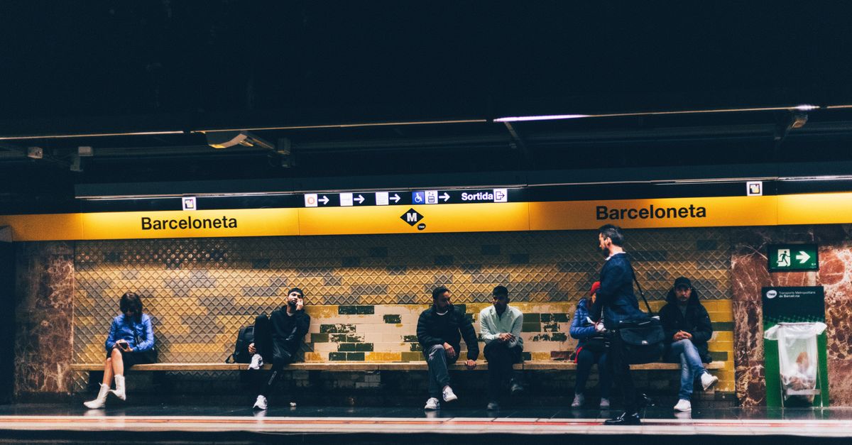 Les voyageurs attendent à la station de métro Barceloneta à Barcelone, en Espagne, illustrant la vie quotidienne urbaine.
