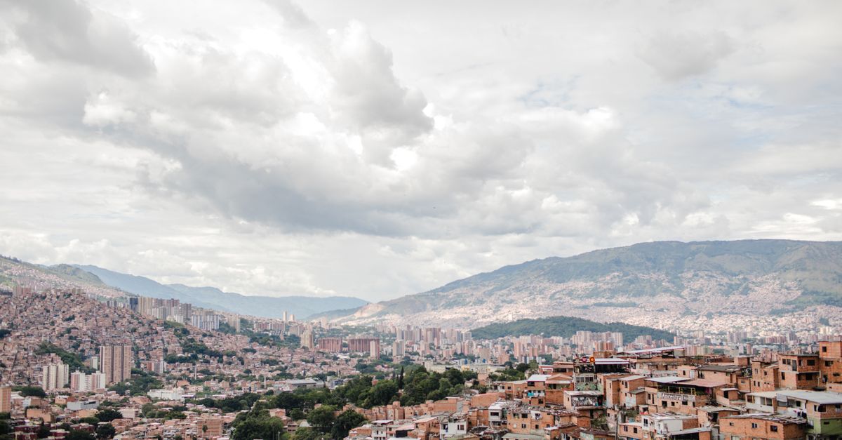 Une vue époustouflante de Medellín, en Colombie, mettant en valeur le paysage urbain de la ville et les montagnes environnantes.