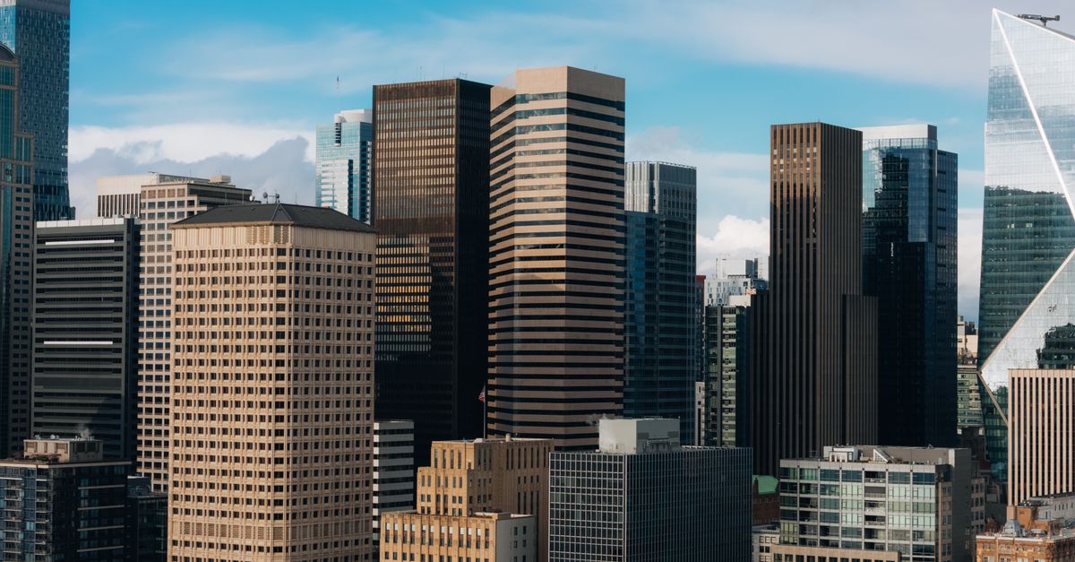 Vue aérienne des gratte-ciel du centre-ville de Seattle sous un ciel bleu clair.