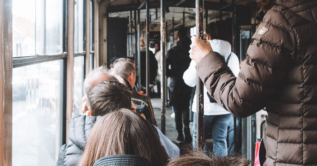 Des personnes se déplaçant en tram à Belgrade, Serbie, mettant en avant les transports publics urbains.