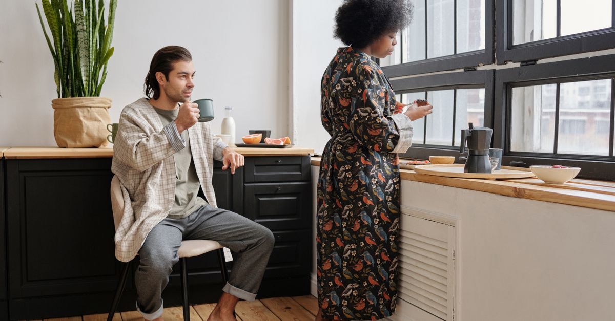 Un couple profitant d'un café matinal détendu ensemble dans leur cuisine accueillante.
